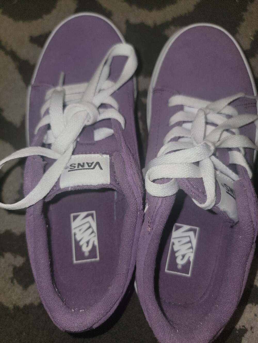 Girl's purple sneakers